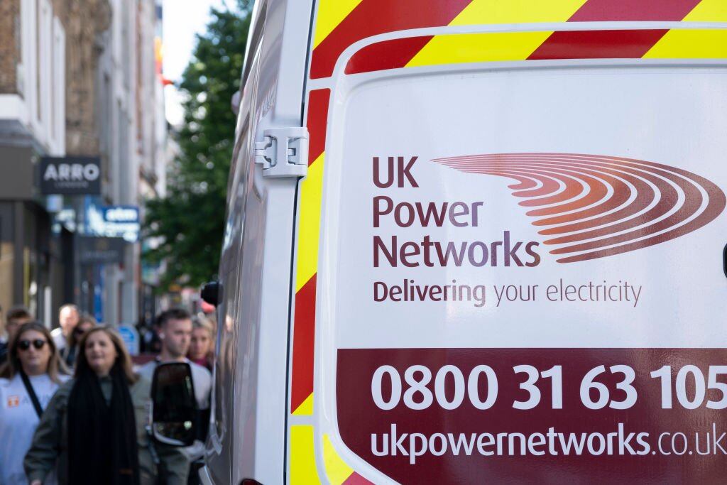 長和系撤出英國?| 長江基建、電能、長實聯手套現1,107億 解構UKPN投資16年翻6倍的神話