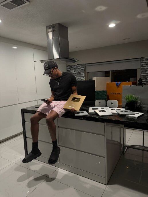 AI「垃圾」煉金術!22歲輟學生Adavia Davis 每日2小時賺540萬