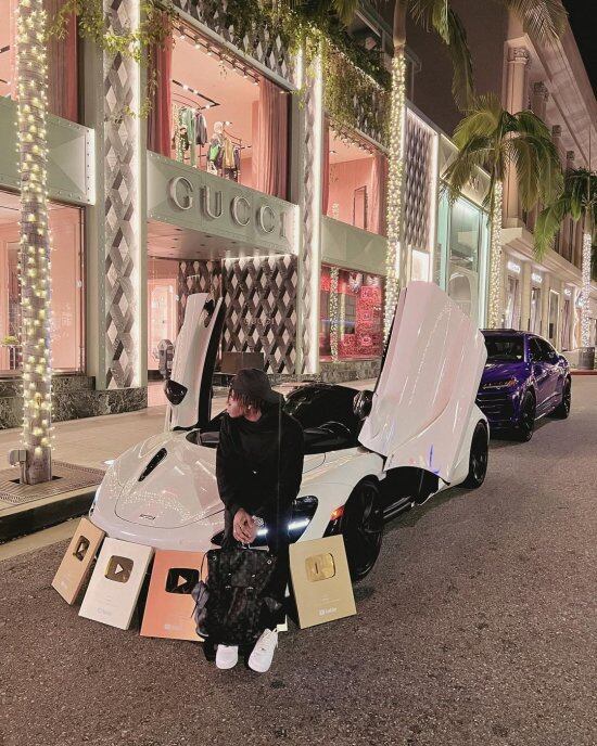 AI「垃圾」煉金術!22歲輟學生Adavia Davis 每日2小時賺540萬