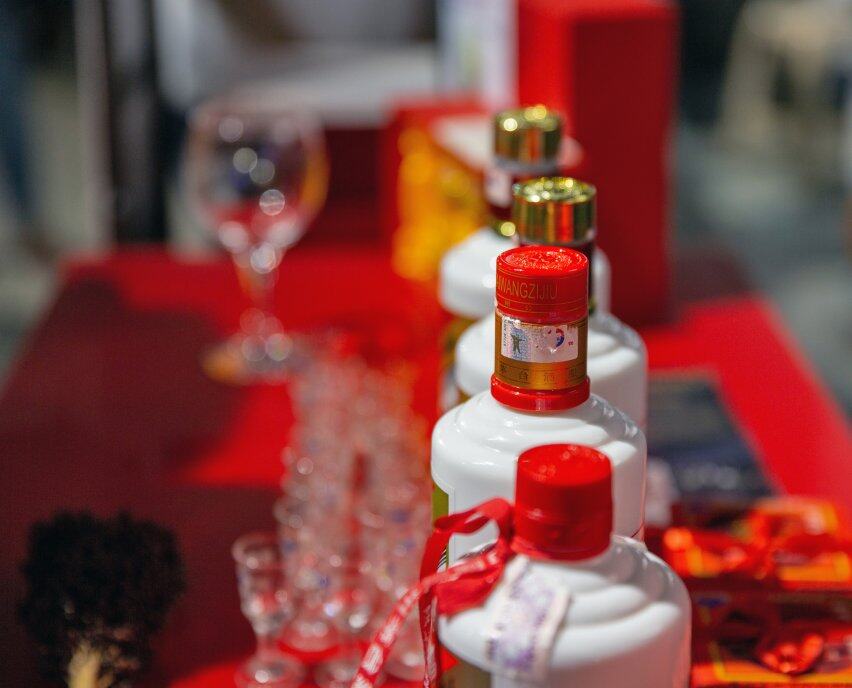 茅台神話破滅|一日內連環四次加價 因需求斷層年輕人不買帳?