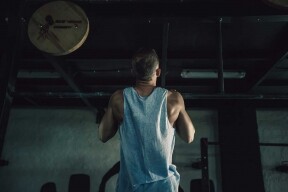 引體上升是背肌訓練的最佳方法！有甚麼訓練的方法及必須注意的細節？