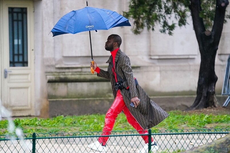 下雨天該怎樣穿？4點學會雨季穿搭法則，保持乾爽瀟灑