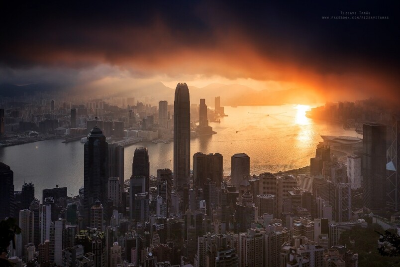 這張照片是從香港山頂拍下來，捕捉了漸漸亮起的天空，在漆黑中抹上一