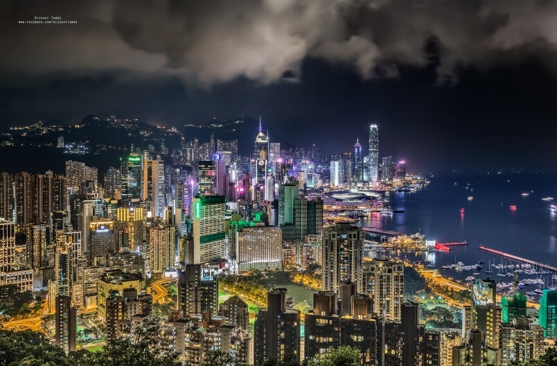 每個遊客來到香港都會讚嘆香港五光十色的夜景,鳥瞰香港夜景,總給人 每個遊客來到香港都會讚嘆香港五光十色的夜景,鳥瞰香港夜景,總給人