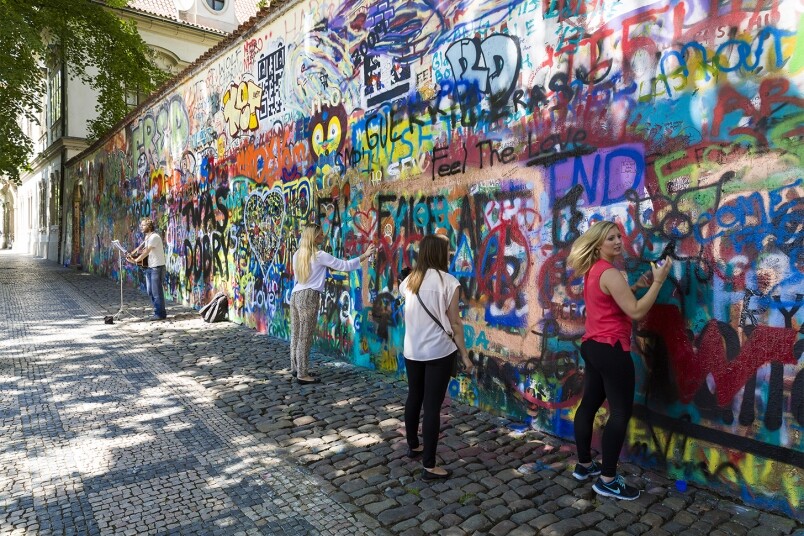 濃厚藝術氣息｜浪漫城市布拉格 連儂牆──愛與和平的象徵