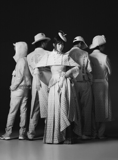 想不到8年後的1月1日,主音椎名林檎現身《NHK紅白歌合戰》,還與龜田誠 想不到8年後的1月1日,主音椎名林檎現身《NHK紅白歌合戰》,還與龜田誠
