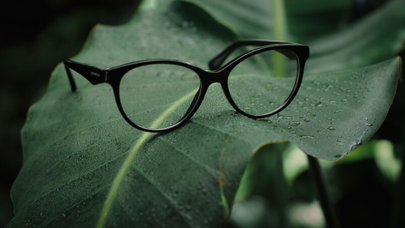 多年以來，Giorgio Armani十分重視環境議題且身負其相關責任，品種也將此環保理念延續到Emporio Armani眼鏡系列，於2021 年推出一系列環保材料眼鏡。
