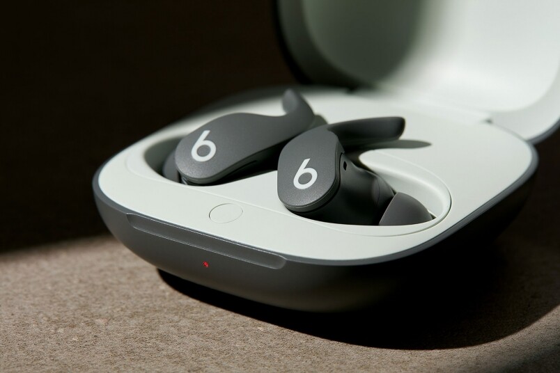 開啟主動消噪功能和通透模式時,Beats Fit Pro每邊耳塞的聆聽時間長達 6 小 開啟主動消噪功能和通透模式時,Beats Fit Pro每邊耳塞的聆聽時間長達 6 小