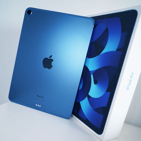 全新的iPad Air 5擁有一系列超吸引的色系,包括太空灰、星光色,以及全新調 全新的iPad Air 5擁有一系列超吸引的色系,包括太空灰、星光色,以及全新調
