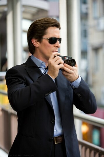而在大家都極喜歡 《The Dark Knight》之中,Bruce Wayne(Christian Bale)手執一部Leica M8在中環拍攝。 而在大家都極喜歡 《The Dark Knight》之中,Bruce Wayne(Christian Bale)手執一部Leica M8在中環拍攝。