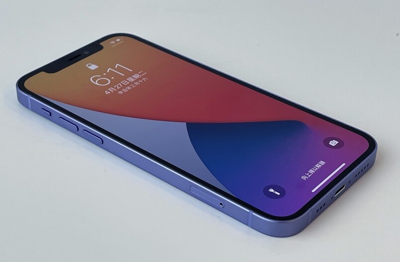 單看紫色iPhone 12及iPhone 12 mini的正面,都仍然是基本的黑色面框,分別實在不大 單看紫色iPhone 12及iPhone 12 mini的正面,都仍然是基本的黑色面框,分別實在不大