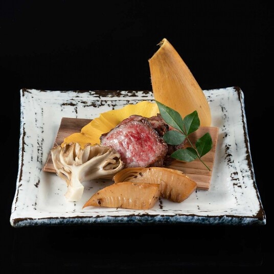 當中「月山」的食材焦點落在入口自日本百年老字號的和牛鑑定權威「日山 當中「月山」的食材焦點落在入口自日本百年老字號的和牛鑑定權威「日山