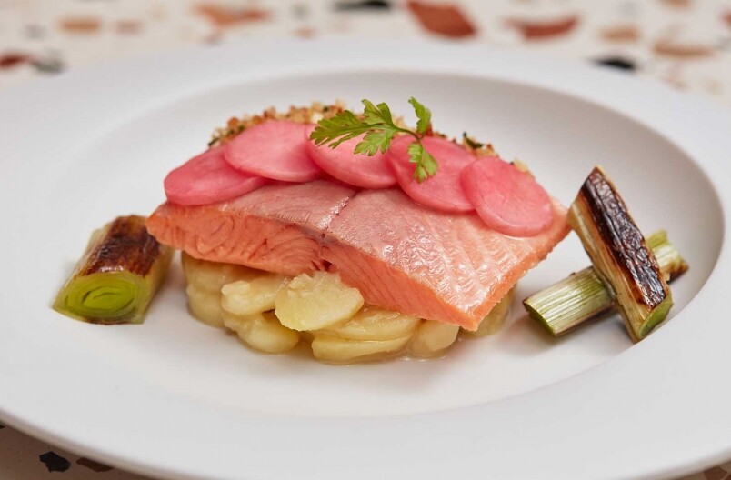 油封虹鱒魚 (HK$258) 配集合了巴伐利亞馬鈴薯、烤大蔥和醃蘿蔔的窩心德國