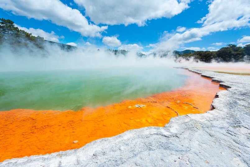 由Rotorua駕車半個鐘左右,我們到了Wai-O-Tapu Geothermal Wonderland,地熱活動令地下的礦物不停 由Rotorua駕車半個鐘左右,我們到了Wai-O-Tapu Geothermal Wonderland,地熱活動令地下的礦物不停