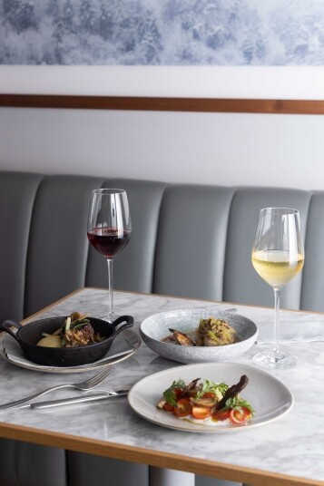 有別於傳統的Bistro餐館,甫踏進店內便會被那那俐落的裝潢、簡約的線條所 有別於傳統的Bistro餐館,甫踏進店內便會被那那俐落的裝潢、簡約的線條所