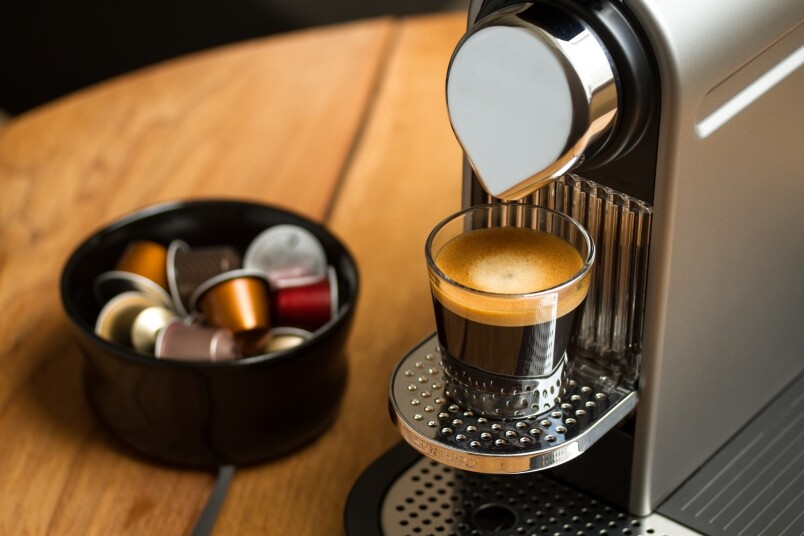 另外更有一些膠囊式咖啡機，操作更趨容易。由於現磨咖啡粉以「真空」的形