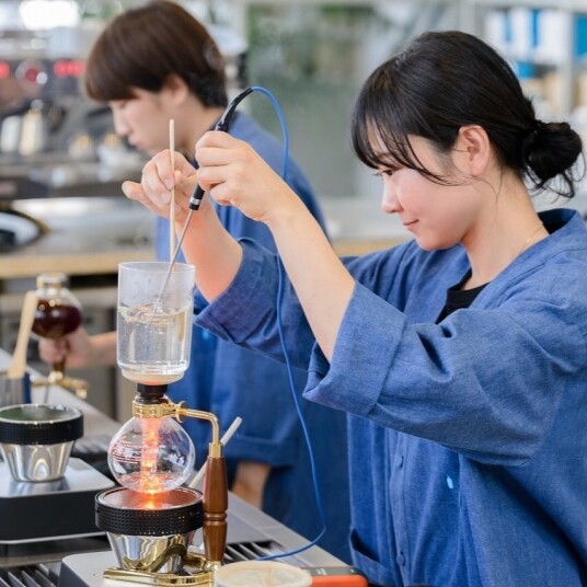 Blue Bottle Coffee的特式,就是直接向咖啡農場購買咖啡豆,然後用自家烘焙的技術。 Blue Bottle Coffee的特式,就是直接向咖啡農場購買咖啡豆,然後用自家烘焙的技術。