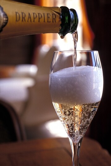 法國人喝香檳可是非常優雅，除了會有特別的酒杯去喝香檳之外，