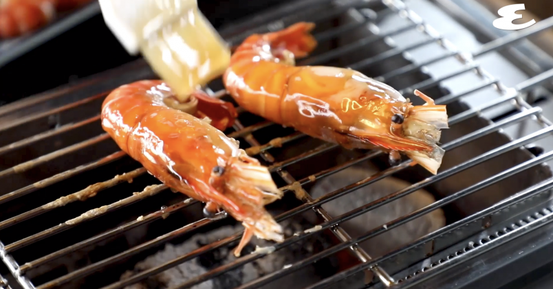 用炭燒的大頭蝦別具風味，非出面所吃到的燒烤店能媲美！