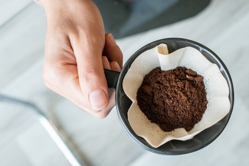 之後就可以放上咖啡粉，輕輕搖打或敲打濾杯，將咖啡粉表面灘平