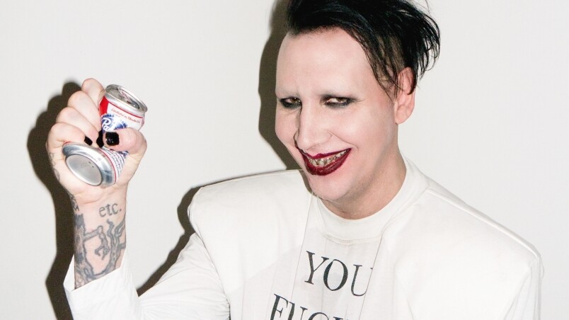 他的化名Marilyn Manson，結合了美國女演員「瑪麗蓮·夢露」（Marilyn Monroe）的名字「瑪麗蓮」，與謀殺