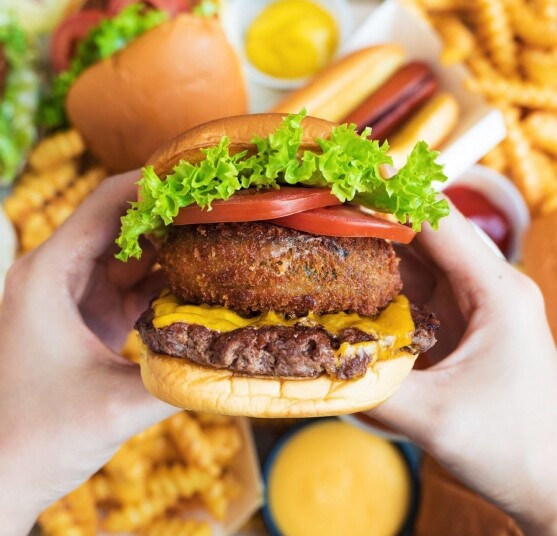今次溝埋做「瀨尿牛丸」丨SHAKE SHACK與「大班樓」推出中西合璧限定漢堡 今次溝埋做「瀨尿牛丸」丨SHAKE SHACK與「大班樓」推出中西合璧限定漢堡
