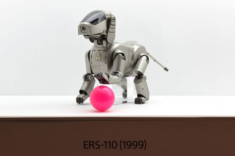 Aibo生於1999年，是世上其中一款最早於巿場量產的機械寵物，利用多種感測