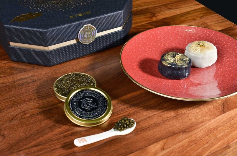 由Royal Caviar Club推出的魚子醬月餅,當然有信心保證,餡料是矜貴的黃寶石Ossetra魚 由Royal Caviar Club推出的魚子醬月餅,當然有信心保證,餡料是矜貴的黃寶石Ossetra魚