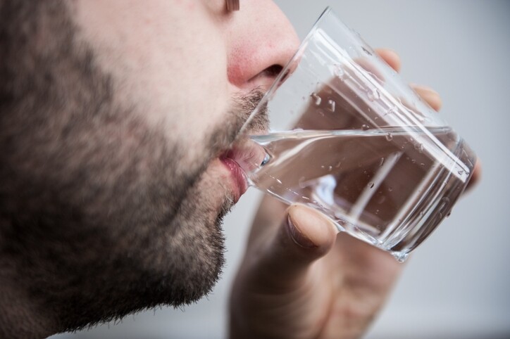 2. 你飲夠水了嗎？辦公室環境乾燥，喝不夠水，受苦的就是皮膚及身體。當身