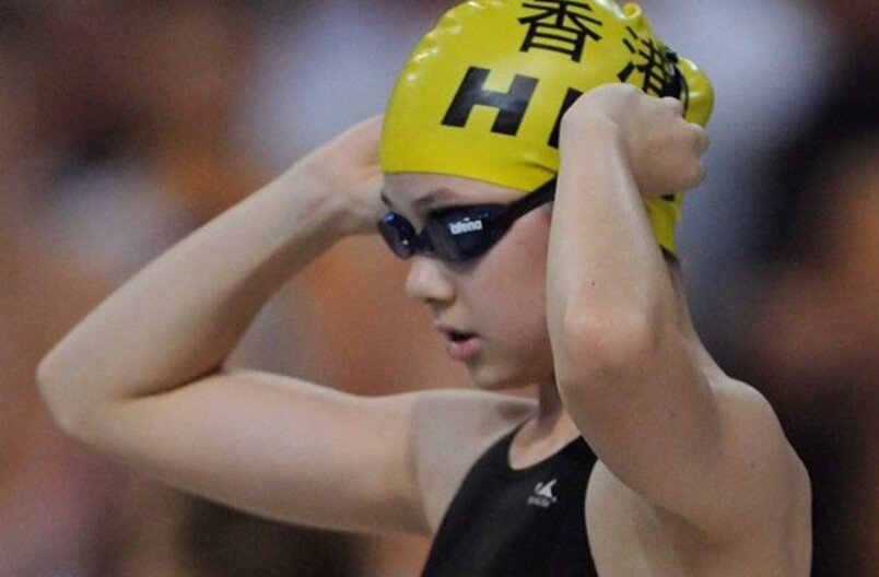 何詩蓓直到中學階段都在香港生活，而她打從6歲已經始接受泳隊訓練