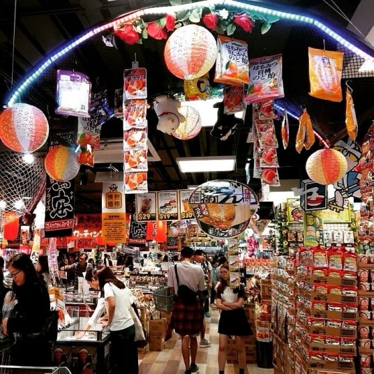 除了有食品(水果及蔬菜、壽司及刺身、肉類及熟食)、零食、日用和包裝食品、各 除了有食品(水果及蔬菜、壽司及刺身、肉類及熟食)、零食、日用和包裝食品、各