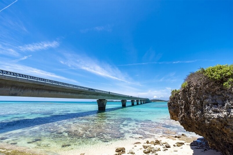 更有連接宮古島與離島的「3座大橋」:伊良部大橋、池間大橋、來間大橋 更有連接宮古島與離島的「3座大橋」:伊良部大橋、池間大橋、來間大橋