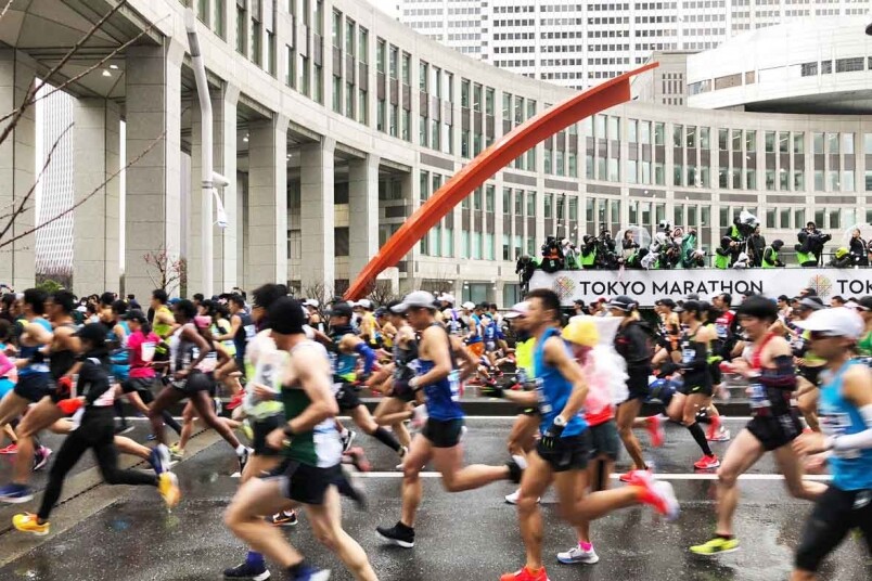 世界六大馬拉松中，東京馬拉松出名難「中籤」。積極備戰卻無緣參賽？不要緊，用觀眾的角度到現場欣賞賽事，感受日本健兒的熱血一樣精彩！