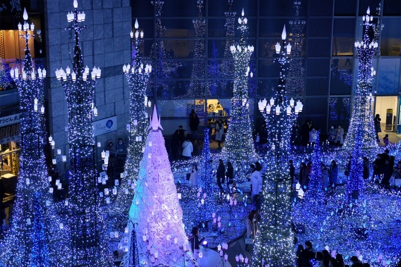 除了大阪外我們也不妨可以一去關東地區看看！作為日本首都的東京都市一向都是日本其中一個最富聖誕氣氛的地區。今年東京都內繼續舉辦不同大型的燈飾節，不論是童話風、或者大型燈海可以滿足大家不同的要求！