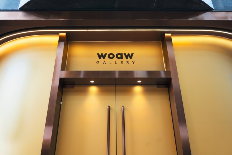 WOAW Gallery 9 Queen’s Road Central位於香港重心地區，比鄰世界知名國際品牌、銀行與畫廊