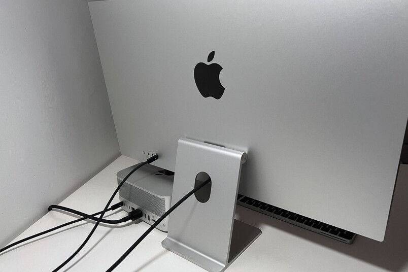 Studio Display機背有三個 USB-C 連接埠方便連接其他裝置，無論是外置硬碟、鍵盤、滑