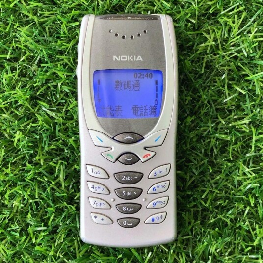 回顧自己，會考後在一家小小的手機店當個兼職員工，當時仍然是Nokia 8250稱
