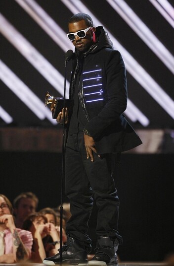 2008年2月10日，Kanye West在第50屆格林美頒獎禮上獻唱了《Hey Mama》和《Stronger》兩首名曲
