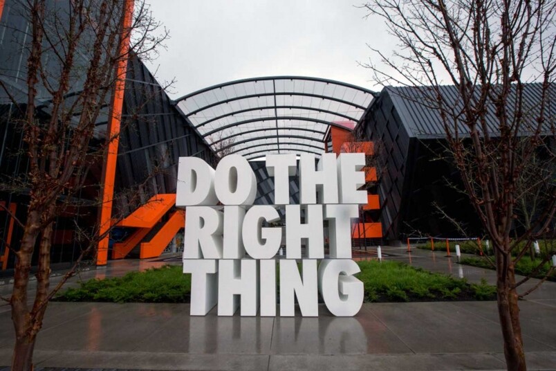 在Nike的總部中，有「Do The Right Thing」的雕塑，作為一家企業如何才是做著正確的事