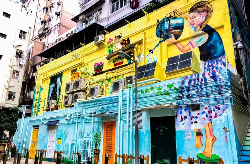西營盤是不少香港人週末假日消遣的好地方。無他，食肆商舖一應俱全，更有濃烈慢活氣氛。年前，區內更發展出由多位本地及國際知名藝術家共同打造，全港第一個大規模的壁畫村 ——「ARTLANE 藝里坊」，活化成都市藝文蘇豪小區。