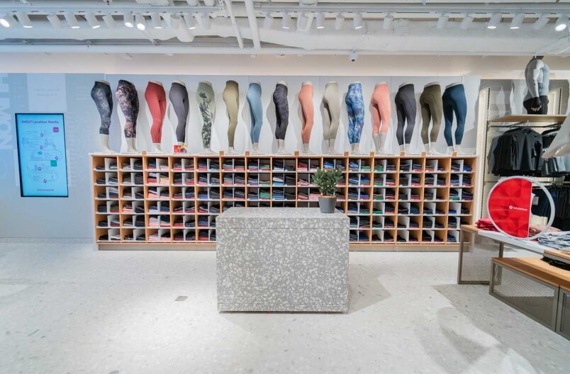Lululemon以中高端價位,一條瑜伽運動褲定價大約800至1,000元左右,可說並不便 Lululemon以中高端價位,一條瑜伽運動褲定價大約800至1,000元左右,可說並不便
