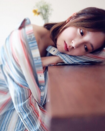 由娛樂台的主持,憑着甜美的外表逐漸晉成女一,嘉欣都相當努力,除了為 由娛樂台的主持,憑着甜美的外表逐漸晉成女一,嘉欣都相當努力,除了為