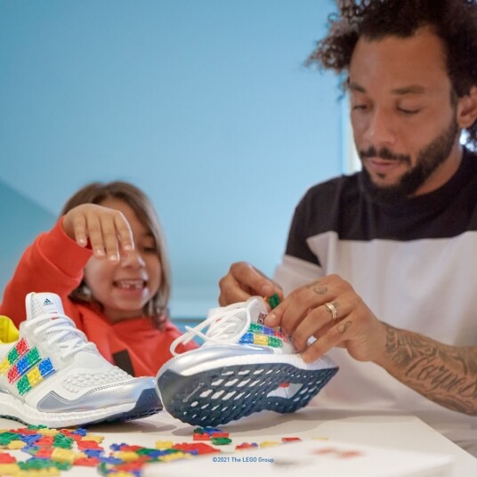 隨心裝崁三間標誌丨adidas Ultraboost DNA x LEGO® Plates 隨心裝崁三間標誌丨adidas Ultraboost DNA x LEGO® Plates