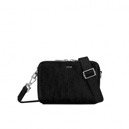 Dior Men這款典雅實用的郵差小袋可放置所有必需品，以黑色 Dior Oblique Galaxy 小牛皮