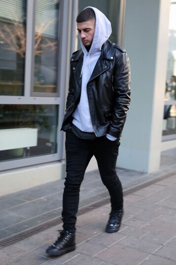 連帽衛衣Hoodies本身擁有街頭味，配上帶有搖滾叛逆感覺的leather biker jacket，更具時尚
