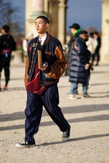Bomber Jacket 飛行外套經常出現在秋冬的造型之中,拼上冷衫,闊褲也是個不錯的 Bomber Jacket 飛行外套經常出現在秋冬的造型之中,拼上冷衫,闊褲也是個不錯的