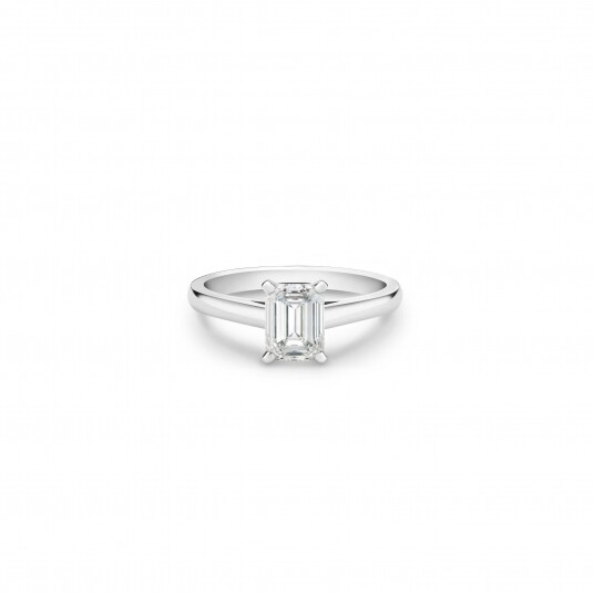 DB Classic鉑金祖母綠式鑽石戒指（主鑽約1卡拉）HK$89,000起
