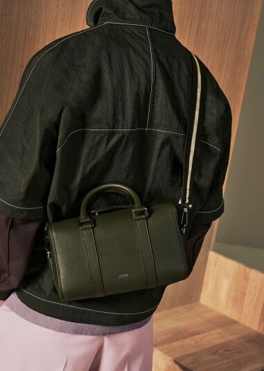 Dior Lingot男裝袋系列向世家典藏的一款旅行袋擷取靈感，融會線條鮮明俐落