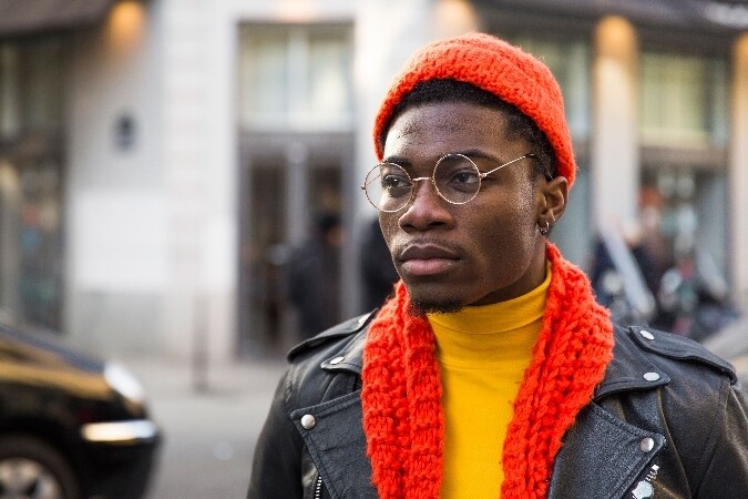 悉心襯色的示範，橙色冷帽與橙色圍巾成重點。