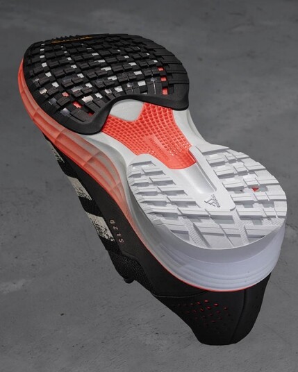全新 SL20 跑鞋向首款輕量化跑鞋SL72致敬，首次搭載LIGHTSTRIKE中底物料，令跑鞋